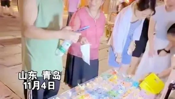 博士夫妻摆摊月入三万