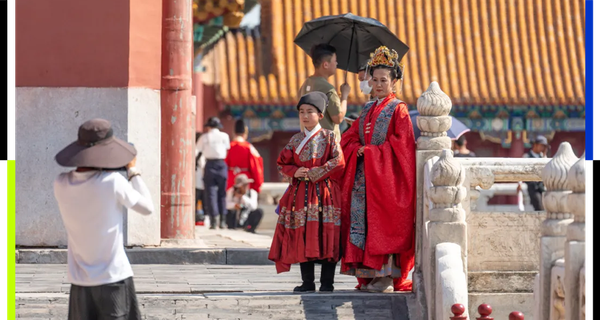 景点“摆摊”拍照的年轻人